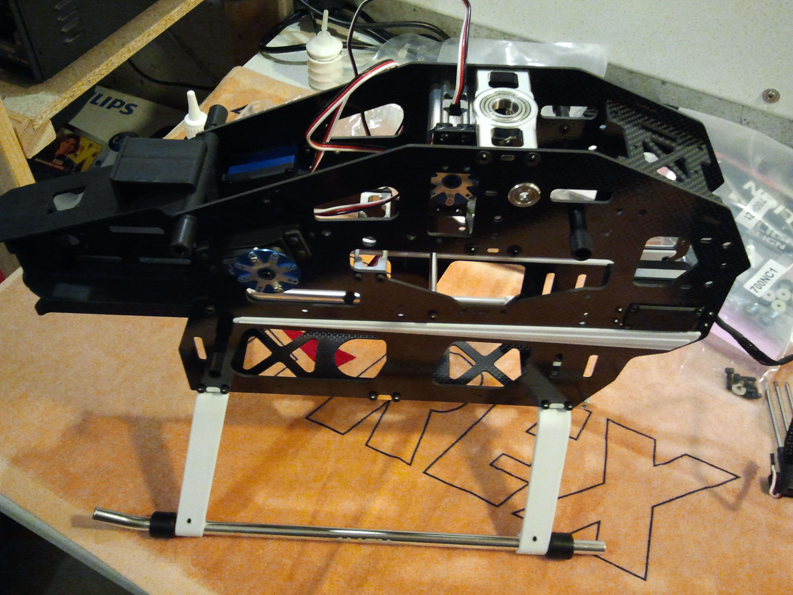 Chassis mit Landegestell, RC-Vorbau und Servos