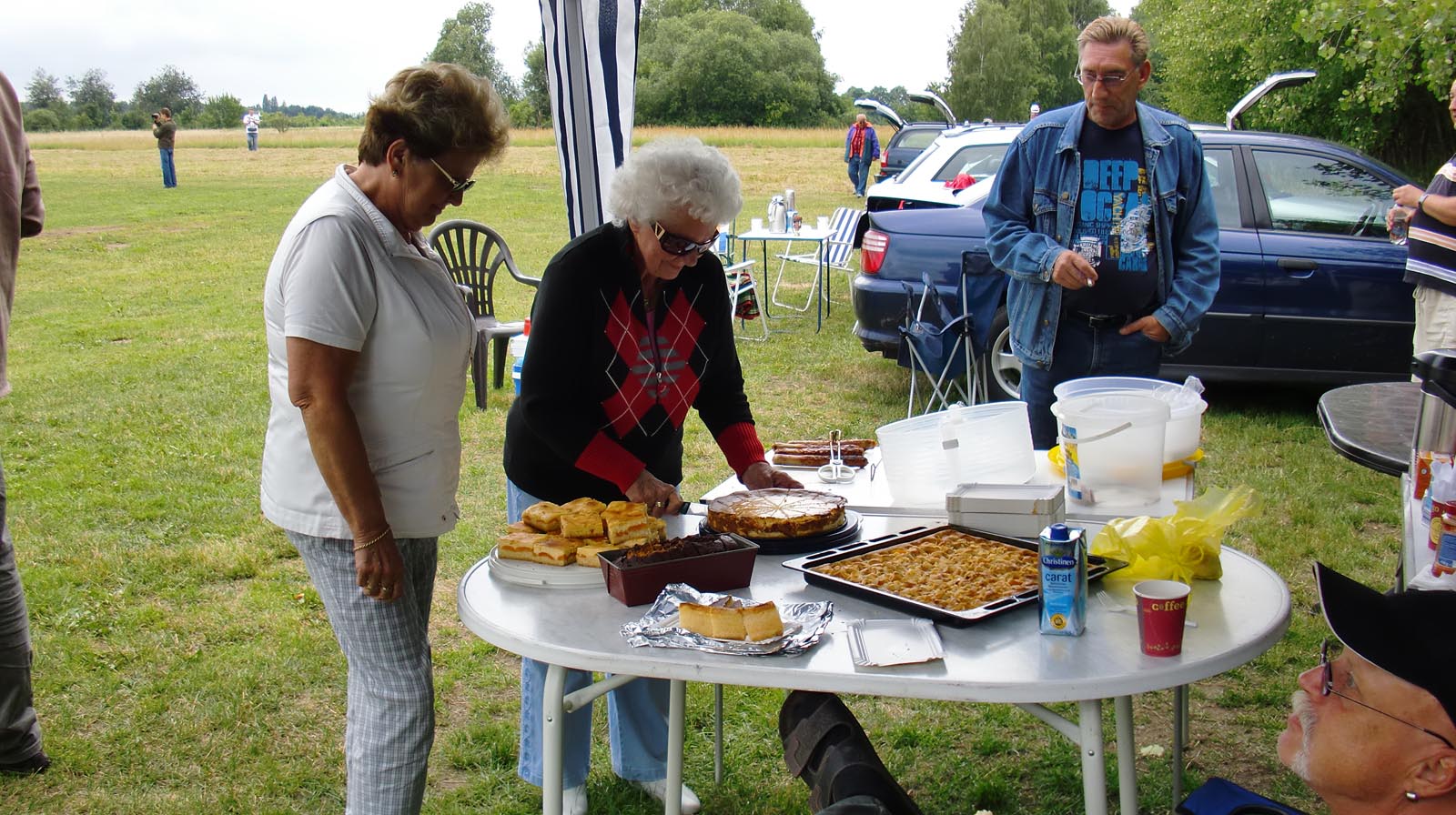 Kuchen von unseren Frauen - Flugplatzfest 2011