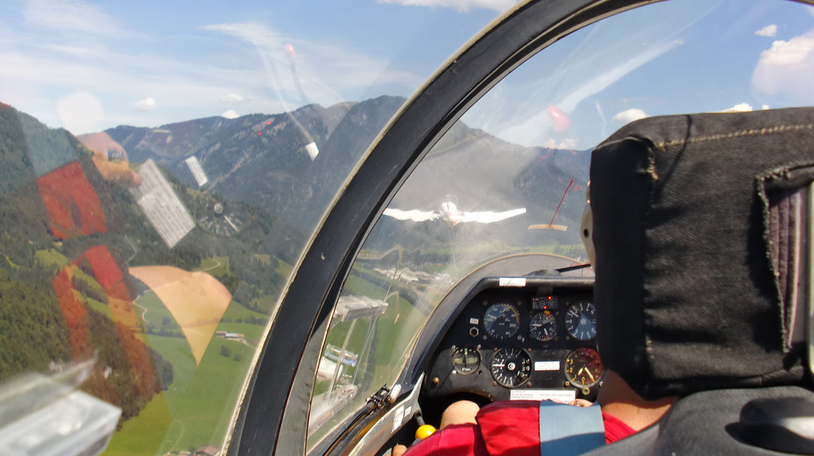 Kurz nach dem Start der Segler im Schlepp auf ca. 1200 Meter Höhe