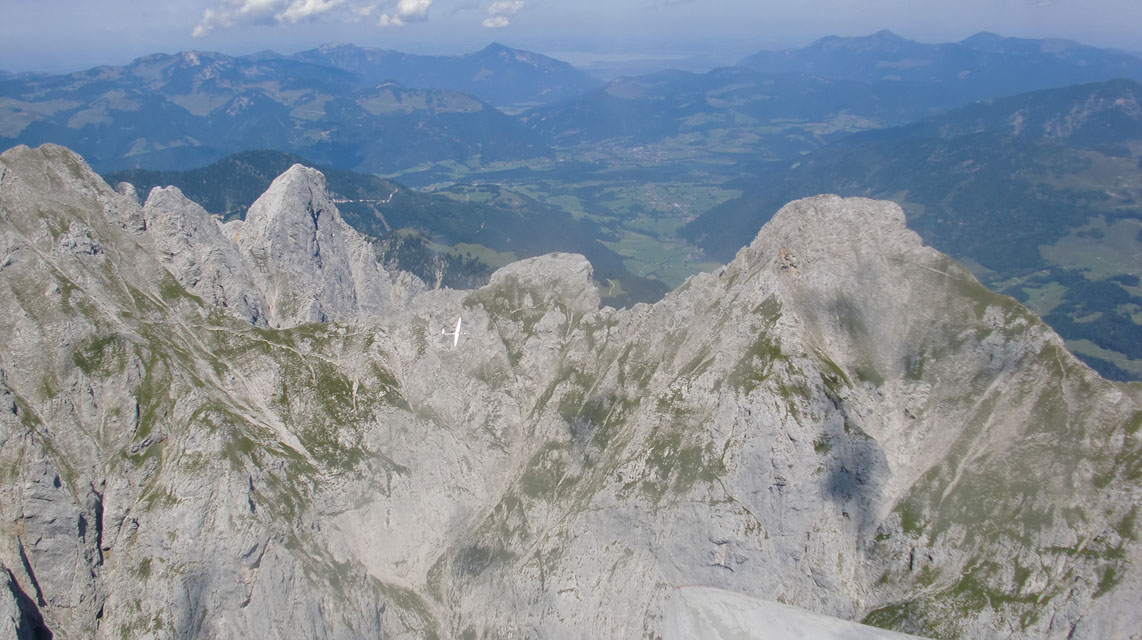 In ca. 2500 Meter Höhe in der Nähe des Ellmauer Tores. Unter uns ein anderes Segelflugzeug.