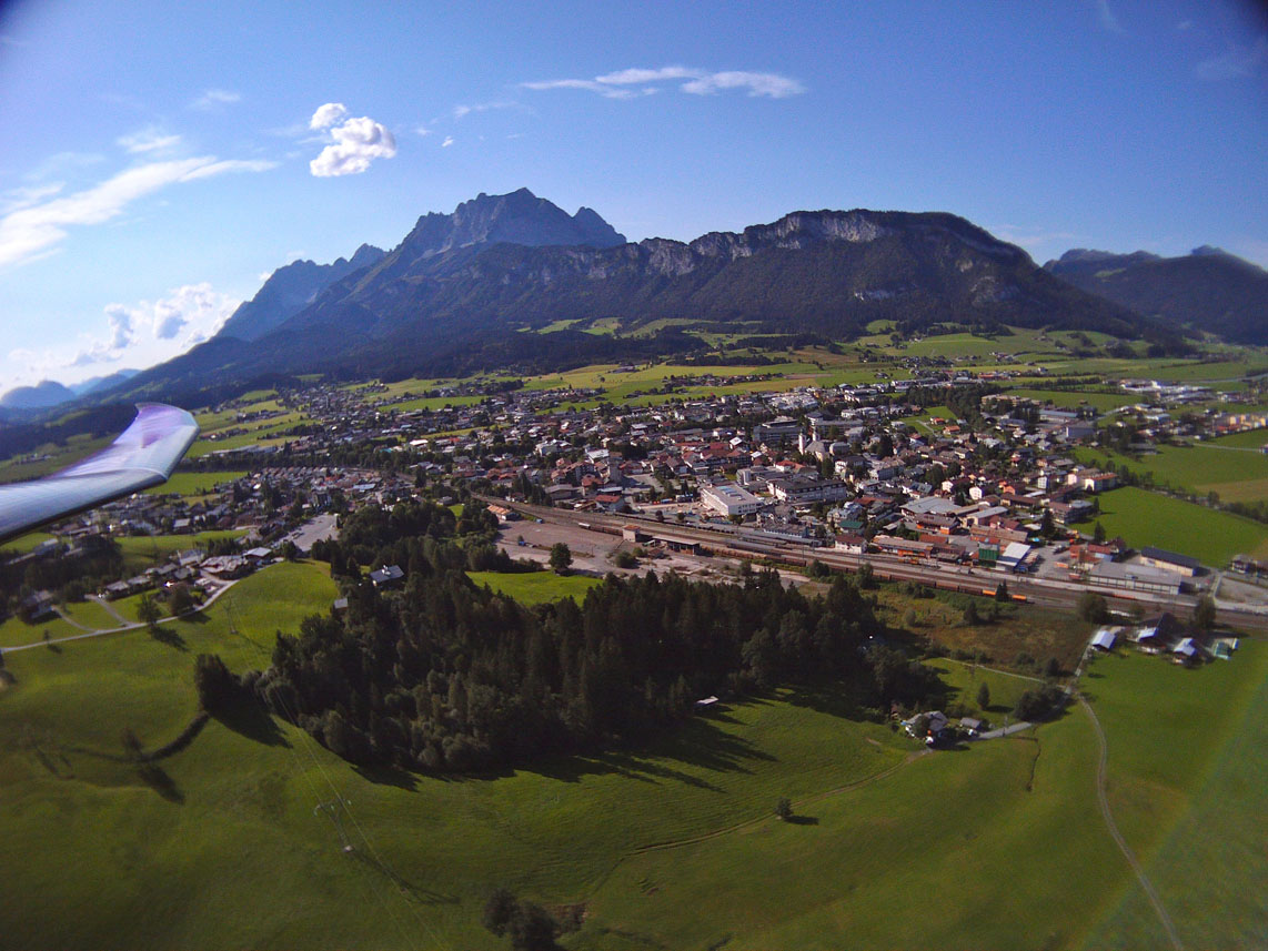 St. Johann mit dem malerischen Kaisergebirge im Hintergrund