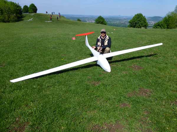 Mario, der stolze Erbauer mit seiner Minair