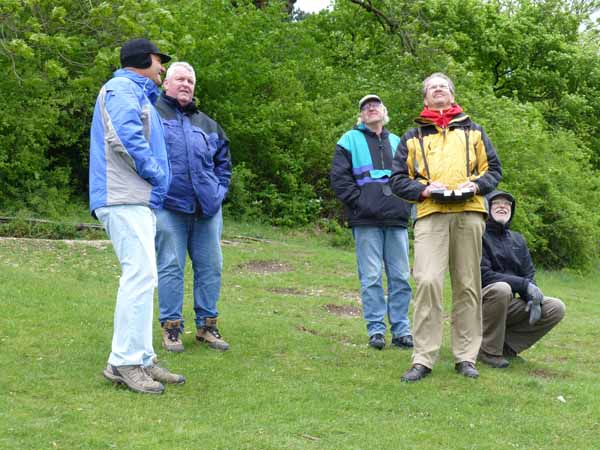 Teambesprechung zum Erstflug mit Urgestein Theo